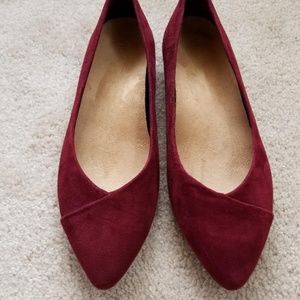 Vionic suede pointy-toe flat in Merlot, size 7.5